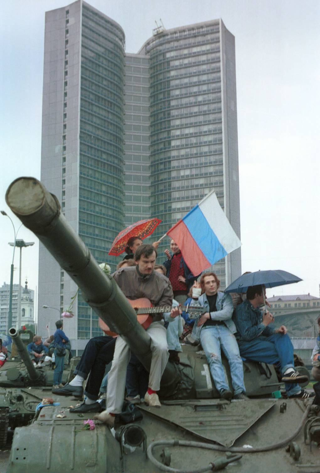 москвичи сидят на танках